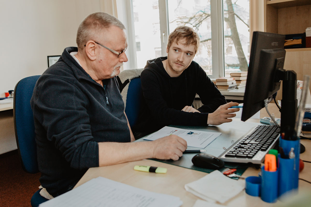 Zusammen mit Leichte-Sprache-Übersetzer Björn Siefert teilt sich Detlef Erasmy das Büro. Hier prüft er die Texte und merkt an, wo noch Verbesserungspotenzial besteht.