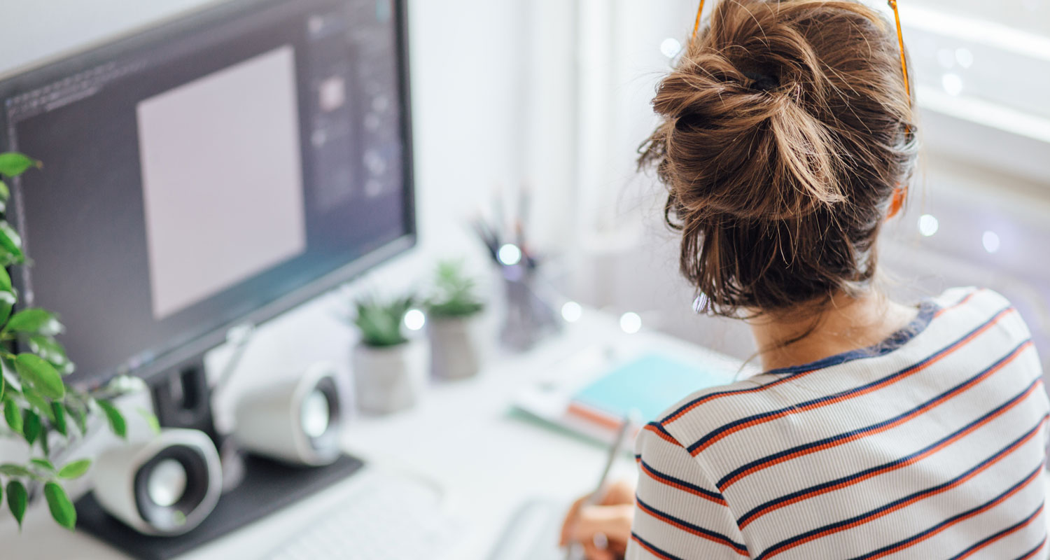 Frau arbeitet im Homeoffice