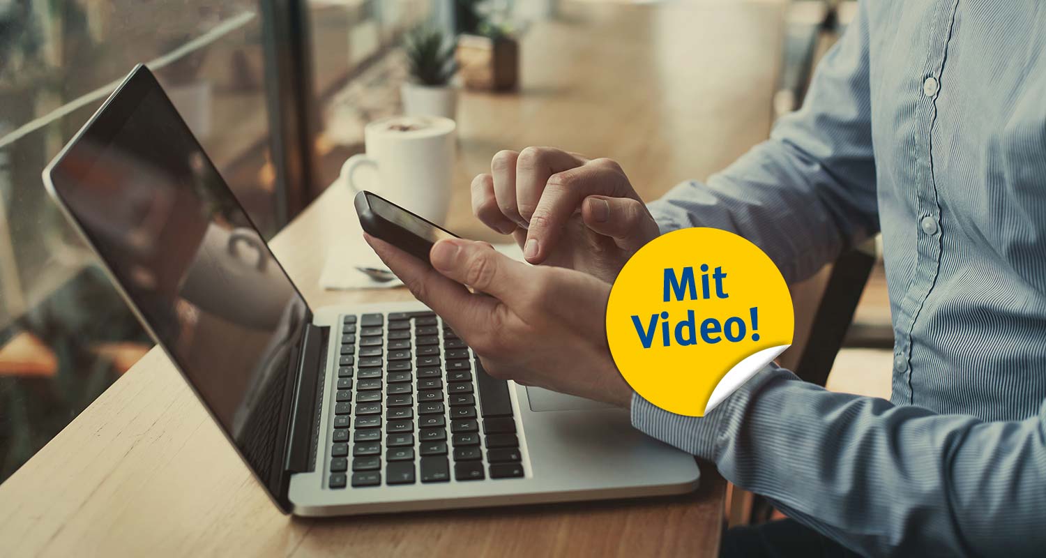 Mann arbeitet im Café
