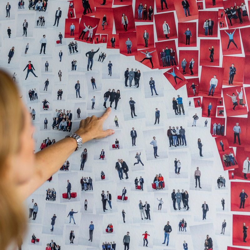 Vodafone-Logo aus Mitarbeiter:innen-Fotos
