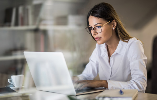 Frau arbeitet am Laptop