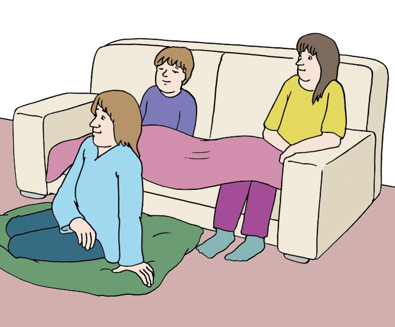 Eine Familie im Wohnzimmer.