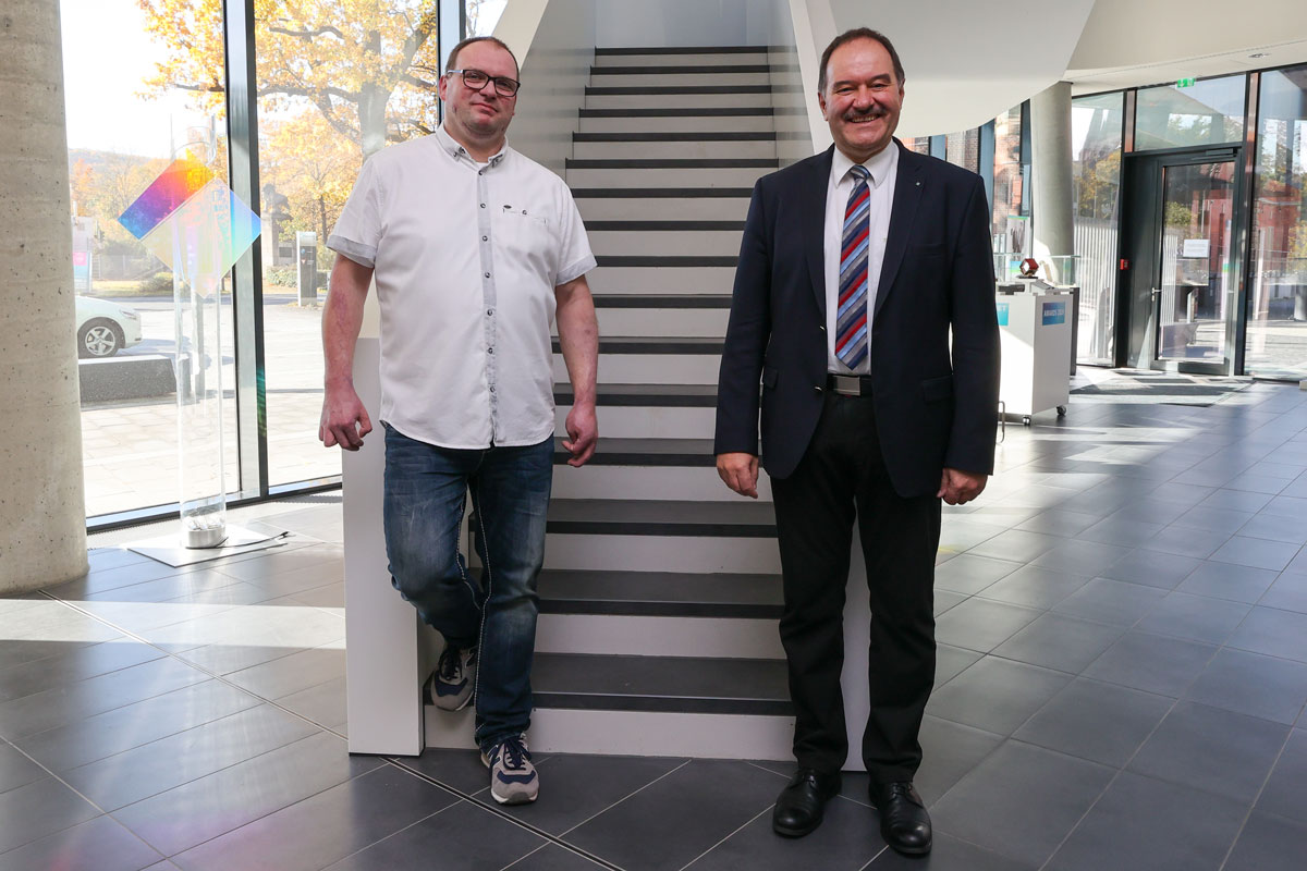 Stehen zusammen: Thomas Wolf und Institutsleiter Prof. Dr. Sextl.