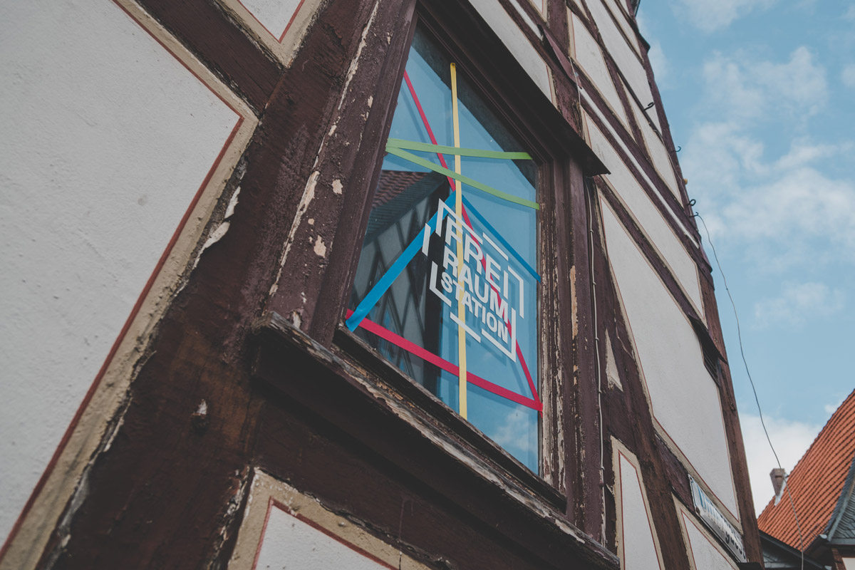 Wie in vielen deutschen Kleinstädten ist auch in Homberg (Efze) die Leerstandsquote hoch. Die Digitalarbeitenden des „Summer of Pioneers“ haben im Rahmen ihrer Projekte leer stehende Gebäude genutzt – etwa für Kunstausstellungen.