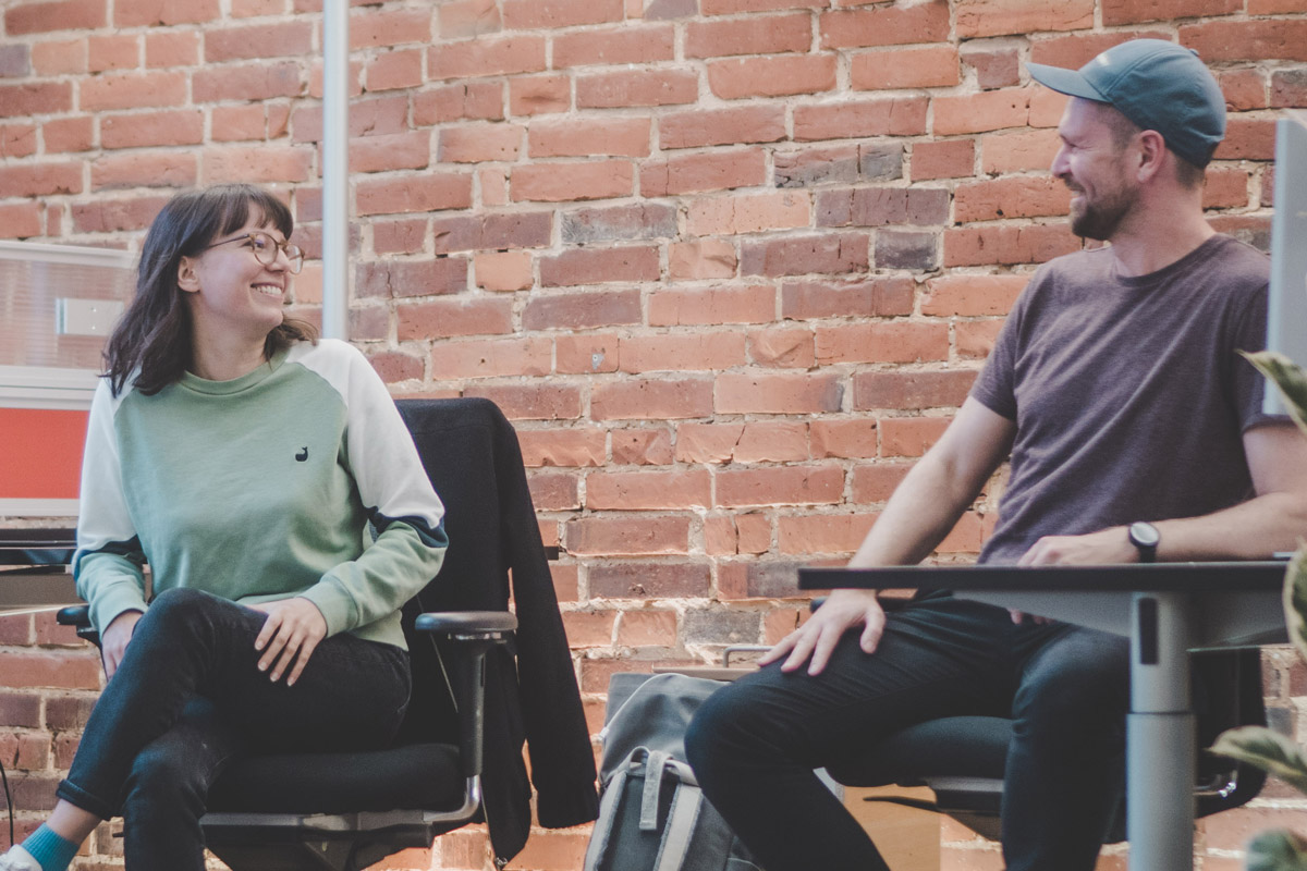Ihr Büro in Berlin hat Lara Schermer gegen einen Co-Working-Space in Homberg (Efze) eingetauscht. Von dort arbeitet sie digital mit ihren Kolleginnen und Kollegen und Kundinnen und Kunden zusammen.
