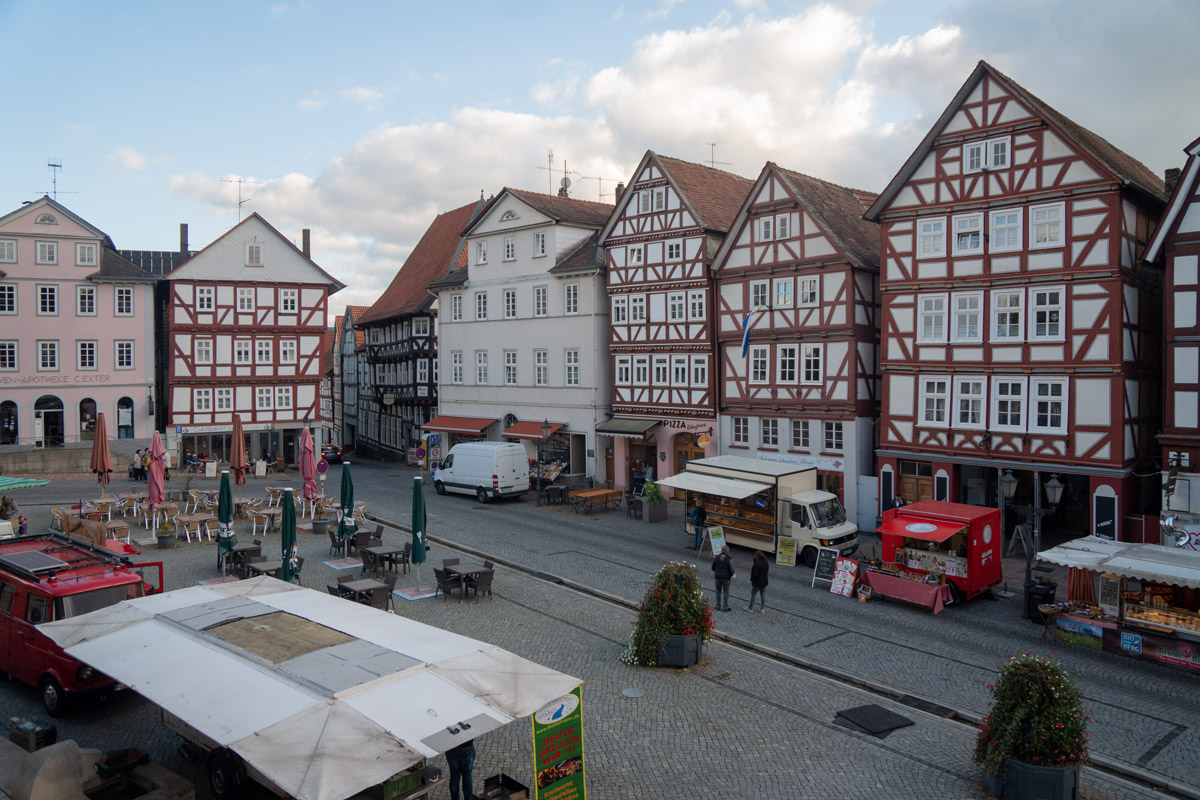 Kleinstadtidylle statt Großstadtflair: Der Marktplatz in Homberg (Efze) ist das Zentrum der Kleinstadt mit rund 14.000 Einwohnerinnen und Einwohnern.