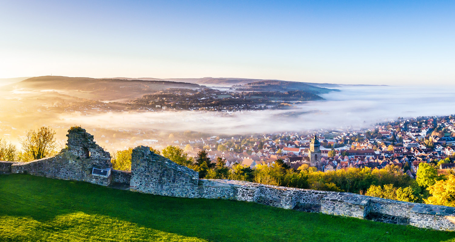 Blick auf eine Kleinstadt im Tal
