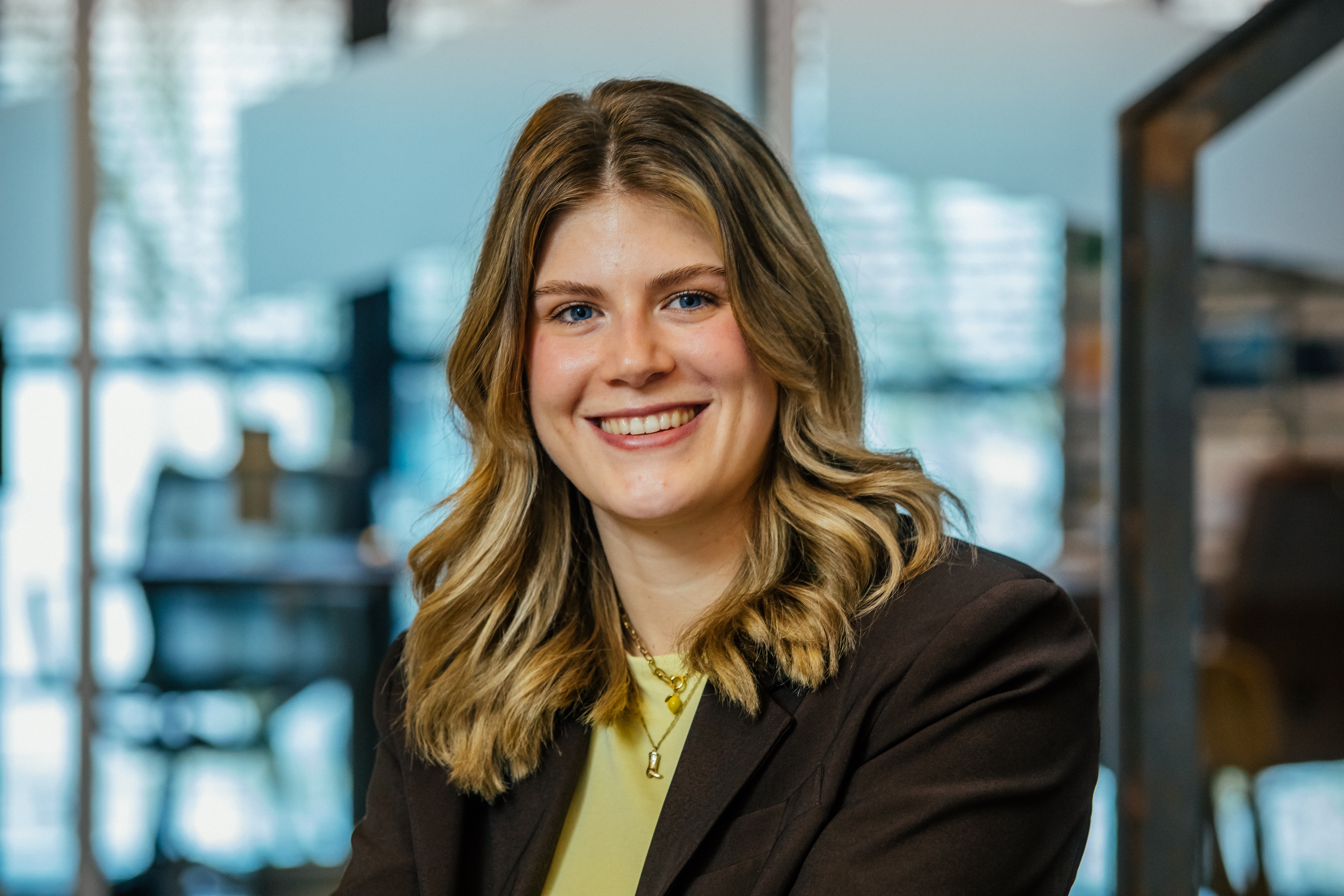 Porträtfoto junge Frau in modernem Büro